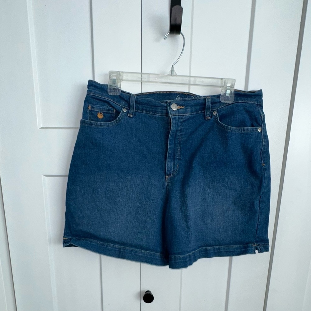 Gloria Vanderbilt denim jean shorts - size 14
